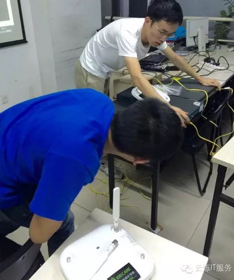 學(xué)生近距離觀摩無線設(shè)備鏈接